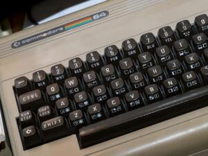 Trending Now: QNX on the Commodore 900 – Raiders of the lost hard drive [video]